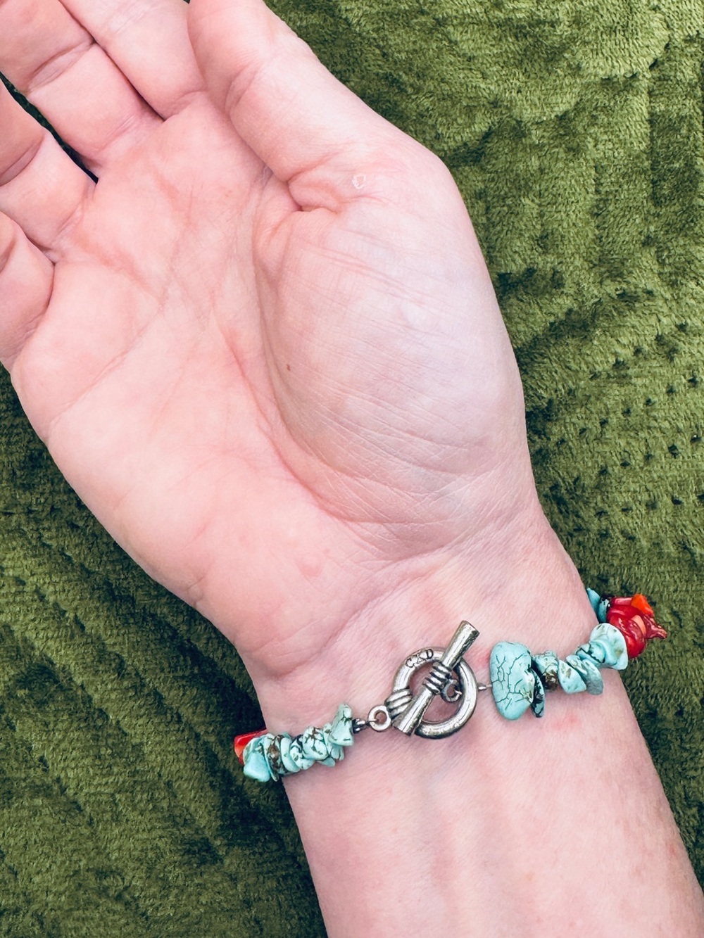 90s Turquoise & Red Stone Chip Beaded Bracelet w/ Toggle Clasp & Silver Accents - Picture 3 of 5